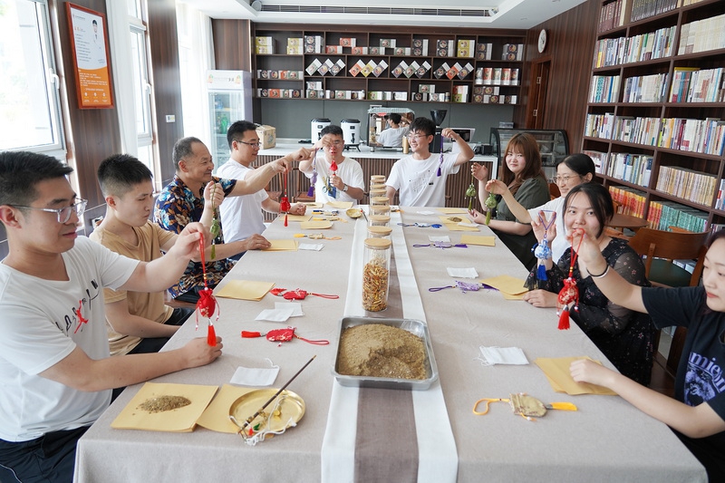 端午节老师与学员包香囊